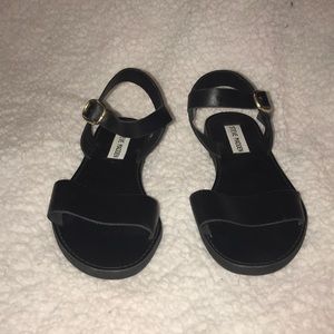 Black sandals with gold clip